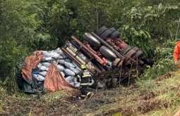 Polícia identifica motorista morto após caminhão carregado de carvão tombar na MS-040