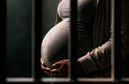 Grávida de 9 meses é confundida com criminosa e presa por engano