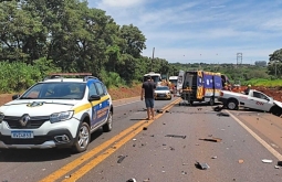 Carreta e carro batem de frente e causam congestionamento na BR-163