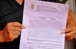 Homem invade casa, agride e enfia papel de medida protetiva na boca da ex-mulher