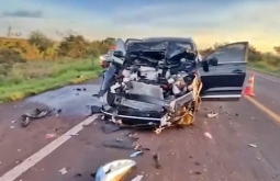 Motorista fica preso nas ferragens em batida entre carro e caminhão na BR-060