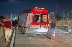 Ônibus bate em ambulância e deixa três feridos em rodovia de Cuiabá