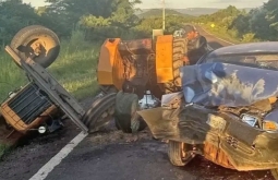 Colisão com carro deixa trator partido ao meio e quatro feridos na MS-080