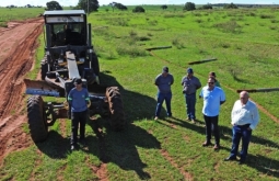 Prefeito Juvenal e secretário da Seinfra visitam obras de recuperação de estrada na zona rural de