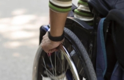 Cadeirante dá facada em desafeto e foge ‘pegando rabeira’ em caminhão de lixo em GO