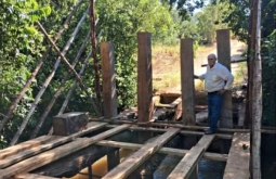 Prefeito de Figueirão acompanha manutenção de ponte na região da “Pontinha do Cocho”