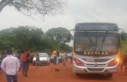Criança indígena morre atropelada por ônibus após descer de transporte escolar em Caarapó