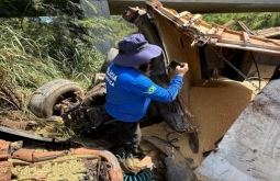 Caminhoneiro morre após saída de pista e queda de veículo de ponte na BR-364, em Mineiros GO