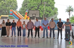 Vereadores prestigiam entrega de playground, academia e veículo provenientes de emendas parlamentar