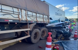 Casal morre após caminhonete ser prensada por carreta em trecho de pare e siga na BR-163
