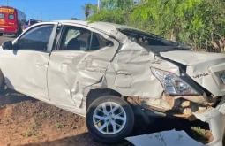 Mulher tem traumatismo craniano após acidente entre carro e caminhão na BR-163