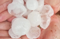 Chuva de granizo impressiona e assusta moradores da zona rural de Paraíso das Águas