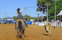 Duelo feminino do Encontro Estadual de Laço une esporte e solidariedade em Figueirão