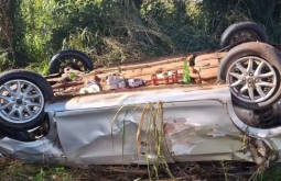 Carro com excesso de passageiros capota na BR-163 e deixa seis pessoas feridas em MS