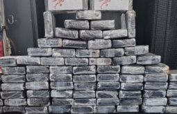 Avião é achado em área de mata com duas pessoas mortas e carga de cocaína em MT