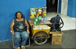 Vendendo picolé e juntando latinhas, dona Fátima conquistou a casa própria e virou símbolo de tr