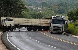 Carreta perde tração na subida, desce de ré e provoca colisão na BR-060, em Camapuã