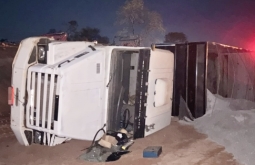 Carreta carregada com 35 toneladas de calcário tomba em obra mal sinalizada da BR-163 em Coxim