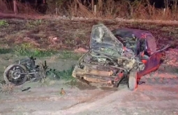 Carreta invade pista contrária durante ultrapassagem, atinge moto e carro e deixa um morto na BR-16