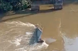 Motorista de carreta que caiu em rio após ponte desabar é encontrado morto