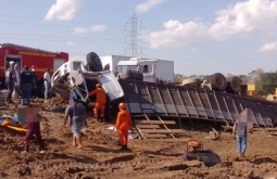 Força-tarefa mobiliza Exército, Bombeiros e Samu para resgatar motorista preso em caminhão na BR-