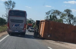 Semirreboque carregado com 47 toneladas de adubo tomba na BR-163 em Bandeirantes