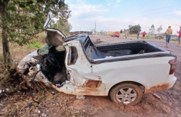 Colisão frontal entre carreta e picape deixa motorista ferido na BR-163, em Coxim