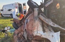 Quatro pessoas morrem e seis ficam feridas em acidente entre van e carro na BR-163