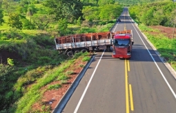Carreta carregada com madeira sai da pista na MS-436, próximo a Camapuã