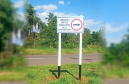 Figueirão substitui placas antigas e implanta nova sinalização vertical