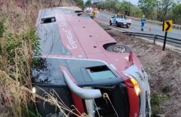 Ônibus de viagem com destino a Natal (RN) tomba em curva de serra em MT