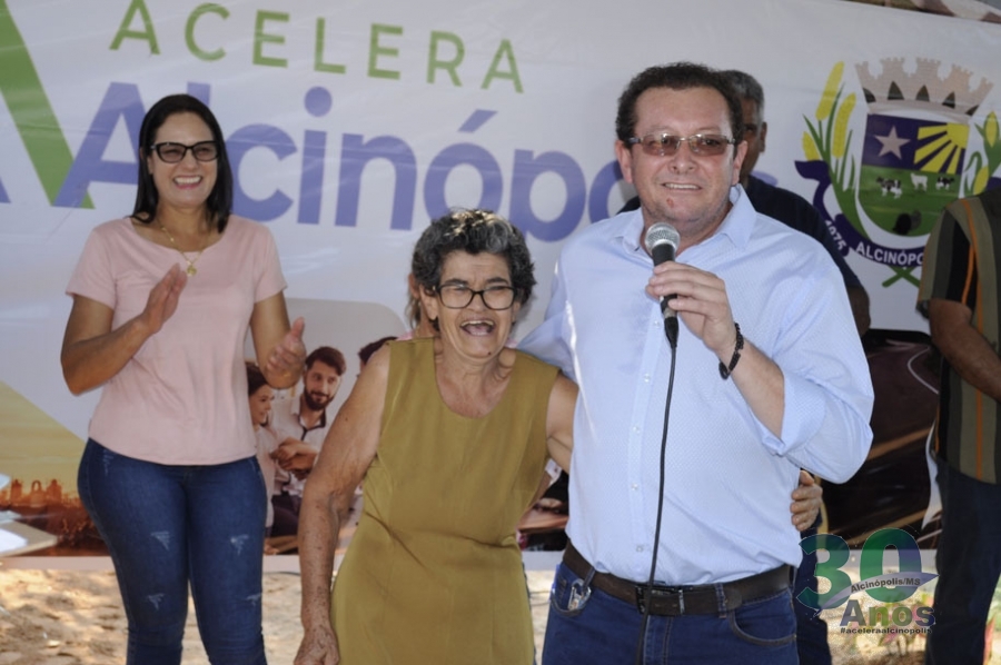 Prefeitura realiza entrega de casa do Programa “Construindo Sonhos”.