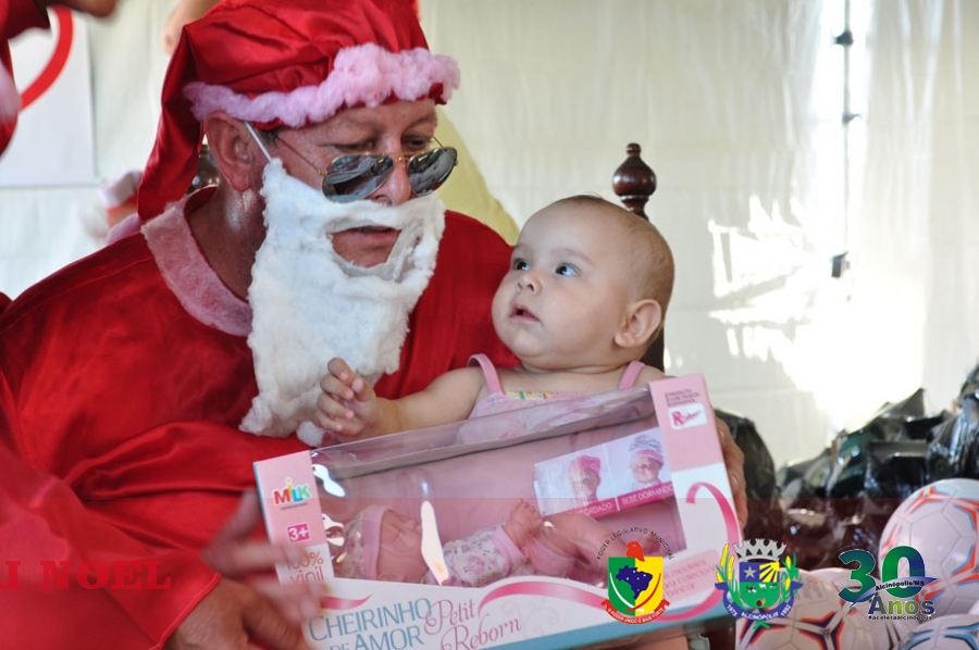 Entrega de presentes Natalinos as crianças.