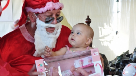 Entrega de presentes Natalinos as crianças.