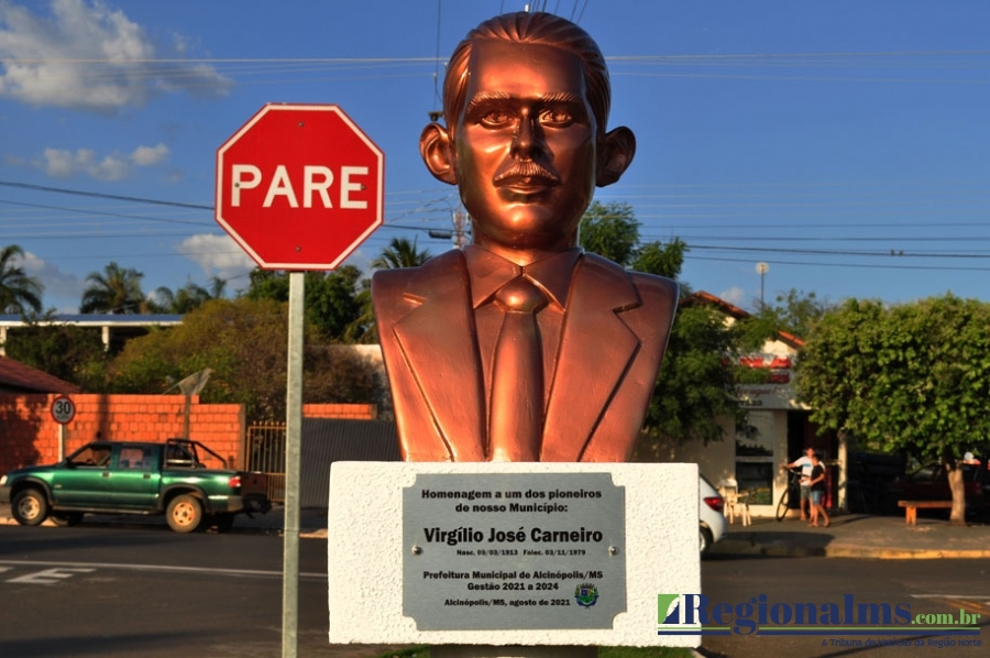 Prefeitura inaugura busto de “Pioneiro Alcinopolense”