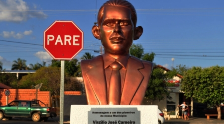 Prefeitura inaugura busto de “Pioneiro Alcinopolense”