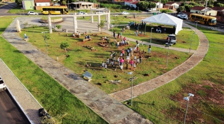 Parque Naturalizado na Praça da Bíblia.