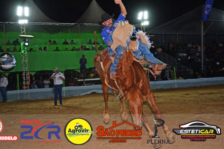 Camarotes e Rodeio - 21ª Festa do Peão de Boiadeiro de Alcinópolis.