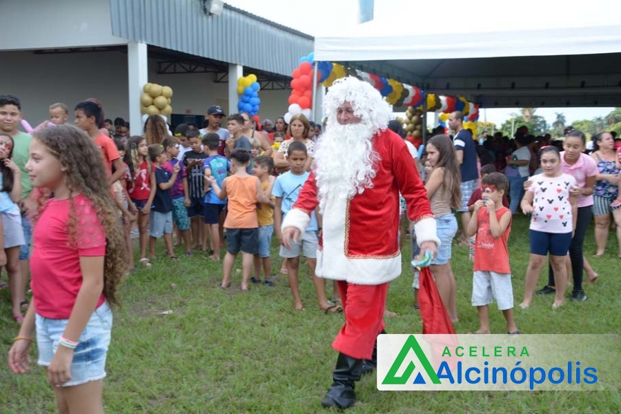 Papai Noel faz alegria das crianças em Alcinópolis.