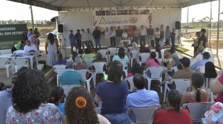Prefeitura Municipal e AGEHAB entregam 25 casas em Alcinópolis.