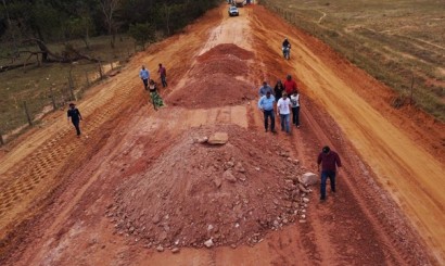 Prefeito de Alcinópolis, Secretário de Obras e Vereadores visitam obras em estrada vicinal...