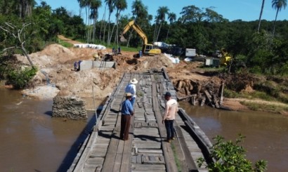 Prefeito Dalmy, secretário de obras e pecuarista visitam ponte do Rio Jauru