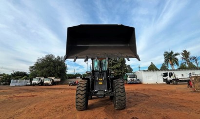 Com investimento de R$ 640 mil, Prefeitura adquire pá carregadeira com rec